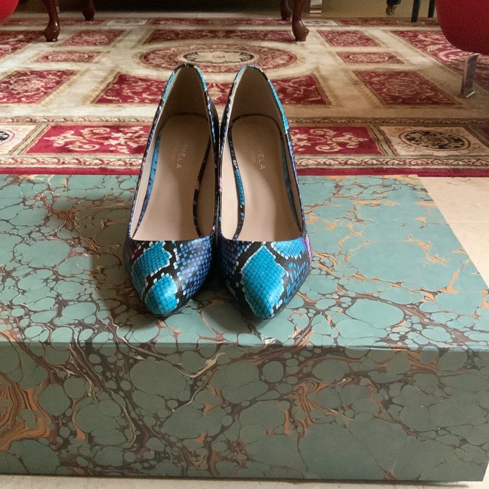 Leather python printed shoes